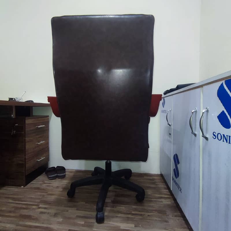 Office Chair & Table. O3244833221 1