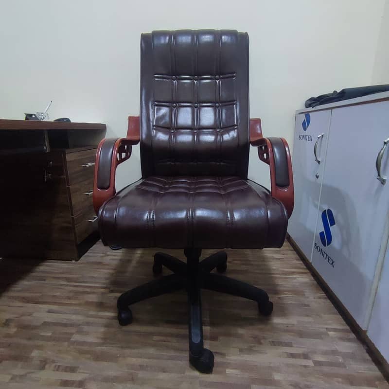 Office Chair & Table. O3244833221 4