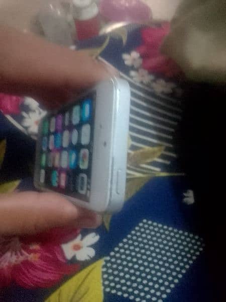 I phone 5 all ok non pta hai jiss bhai na lana wo contact kary 5