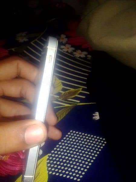 I phone 5 all ok non pta hai jiss bhai na lana wo contact kary 6