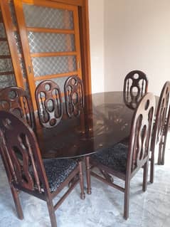 Beautiful 8-seater dining table in excellent condition.