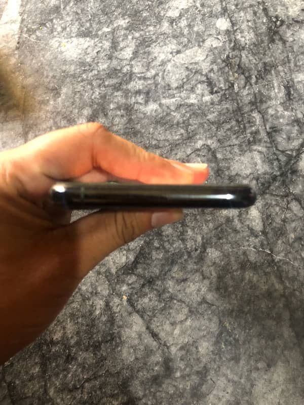 iPhone 11 Pro Max 9.5/10 condition 2