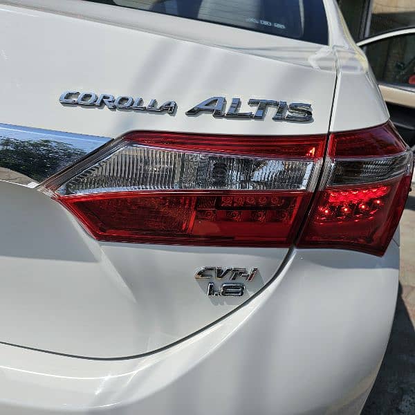 Toyota Corolla Altis Grande CVT-i 1.8 13