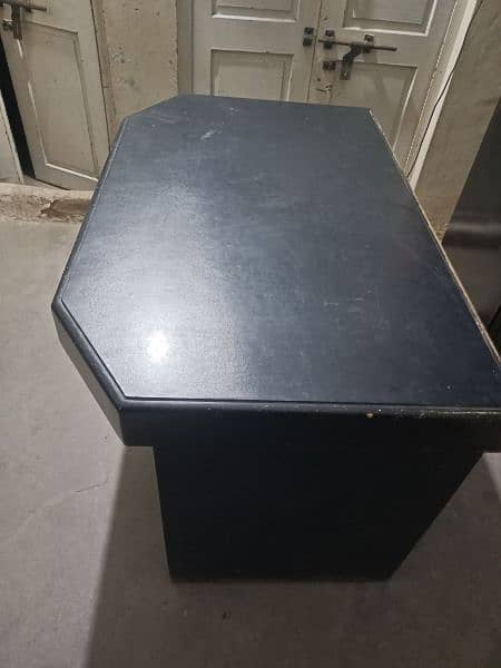 office Table for sale. condition Good 5