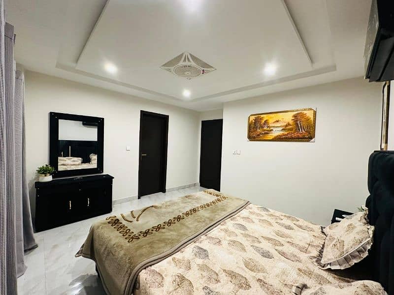 One bed luxury apartment for short stay like(3to4)hours in bahria town 2