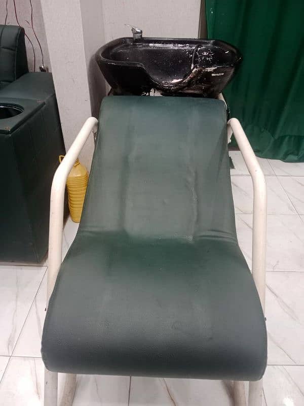 Beauty saloon for sale on urgent basis 6