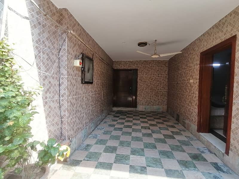 In Allama Iqbal Town - Gulshan Block House For sale Sized 10 Marla 9