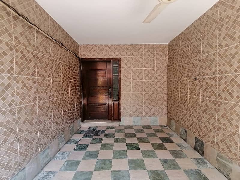 In Allama Iqbal Town - Gulshan Block House For sale Sized 10 Marla 10