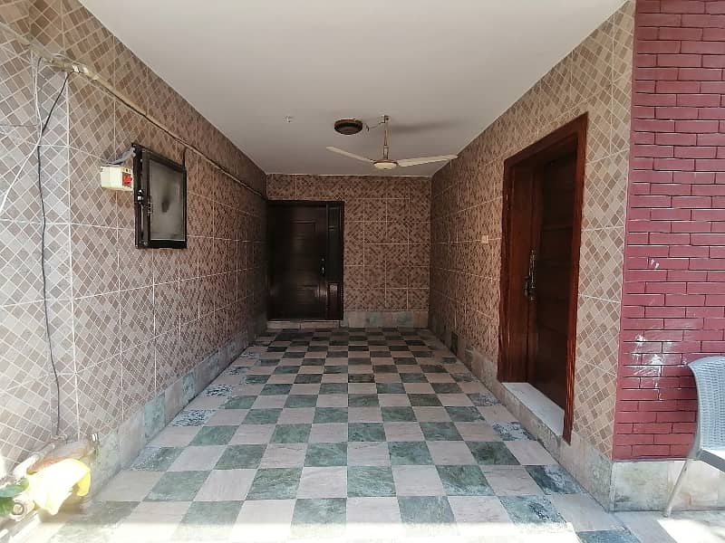 In Allama Iqbal Town - Gulshan Block House For sale Sized 10 Marla 15