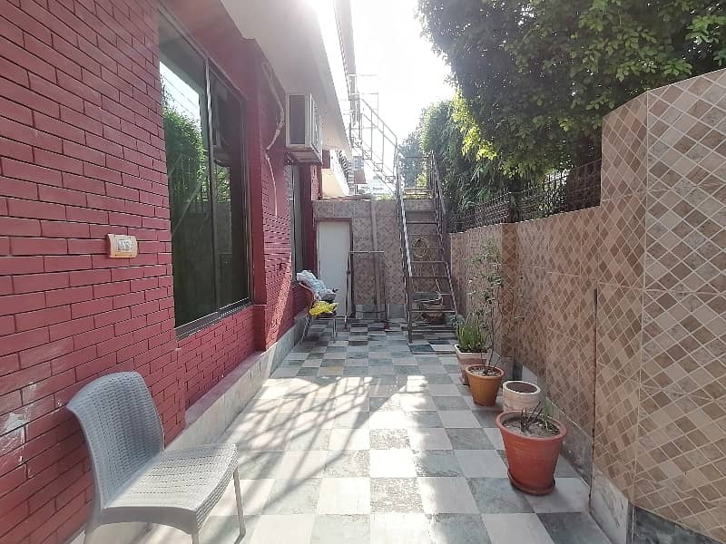 In Allama Iqbal Town - Gulshan Block House For sale Sized 10 Marla 16