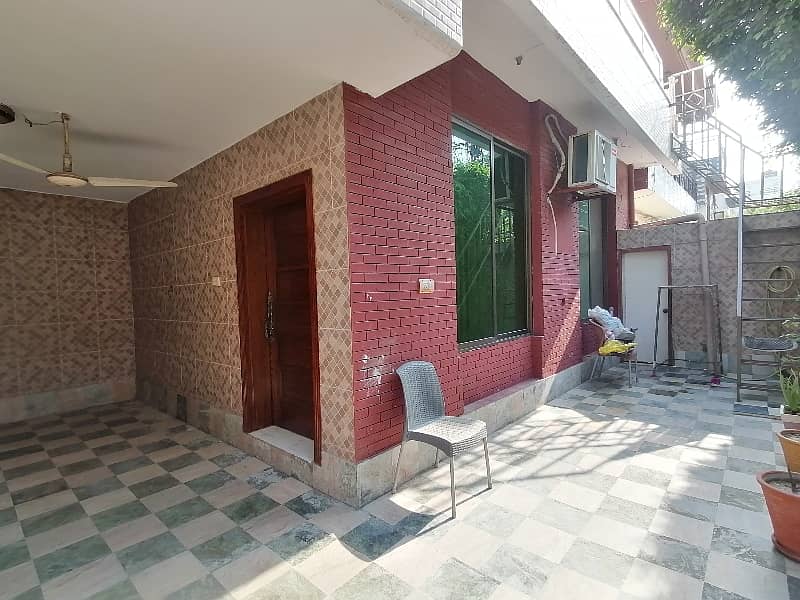 In Allama Iqbal Town - Gulshan Block House For sale Sized 10 Marla 17