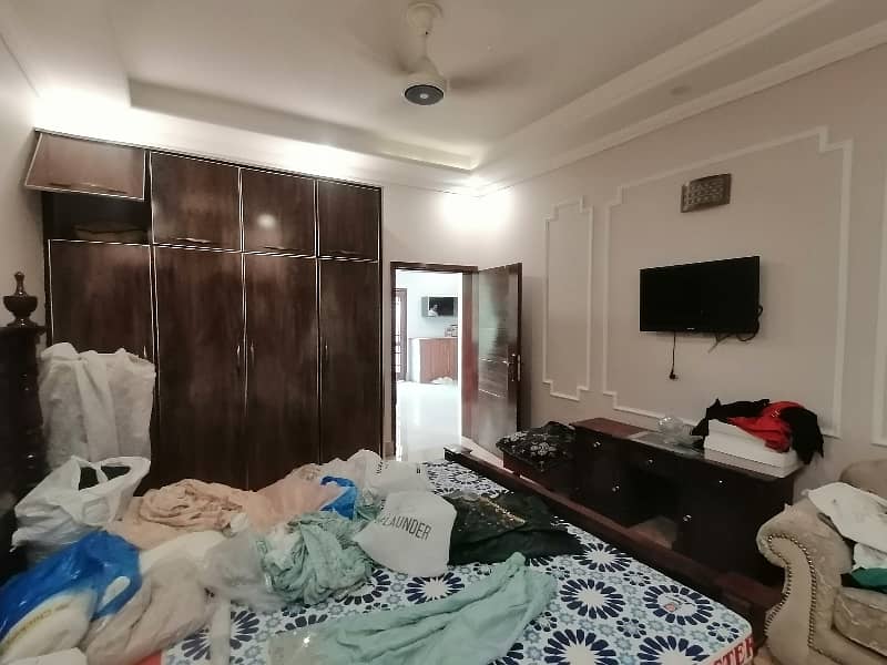 In Allama Iqbal Town - Gulshan Block House For sale Sized 10 Marla 32