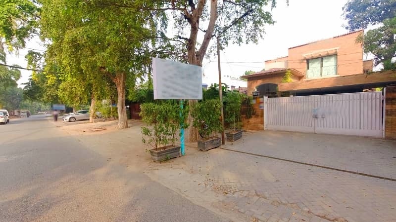 Prime Location 52 Marla Spacious House Is Available In Gulberg 3 Block D1 For Sale 2