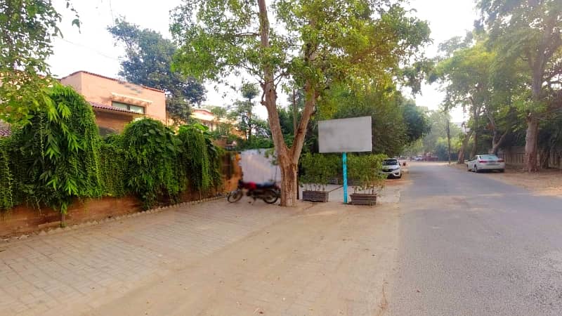 Prime Location 52 Marla Spacious House Is Available In Gulberg 3 Block D1 For Sale 3