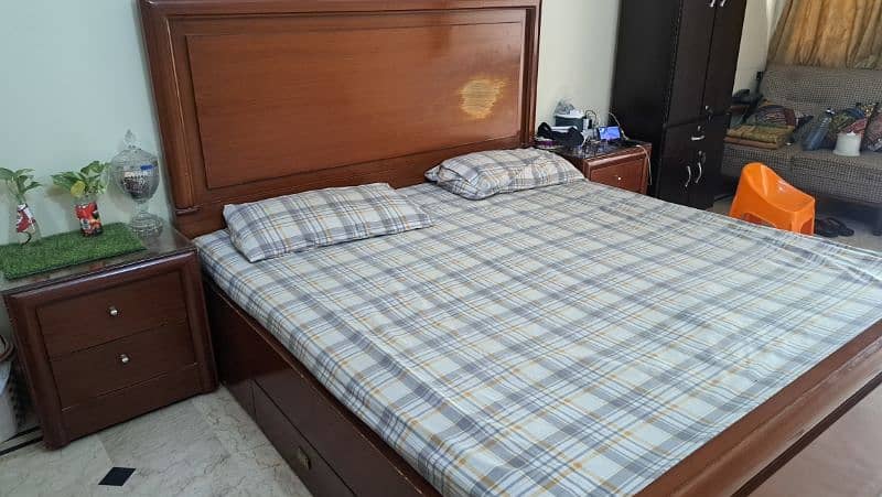 King Size Bed with 2 Sode box and Dressing Table 1