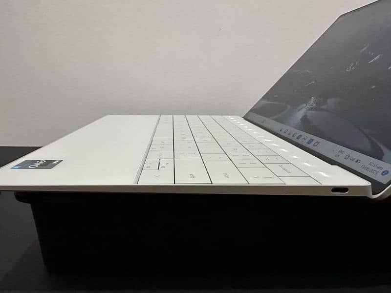 Dell XPS 13 PLUS Core i7 12th Gen 16GB 4K OLED Touch 1