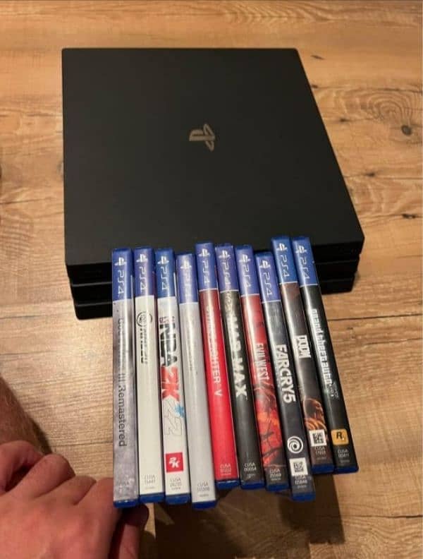 PS4 PRO 1TB 2 CONTROLLERS 10 GAMES 4