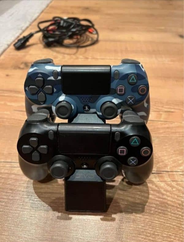 PS4 PRO 1TB 2 CONTROLLERS 10 GAMES 5