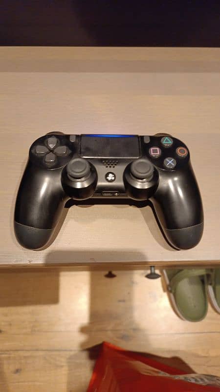 PS4 PRO 1TB 2 CONTROLLERS 10 GAMES 7