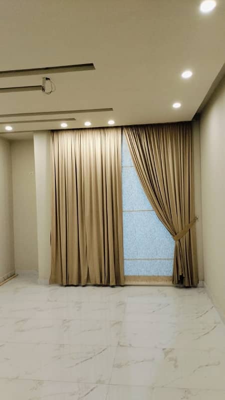 In Bahria Town - Nishtar Block Of Lahore, A 580 Square Feet Flat Is Available 1