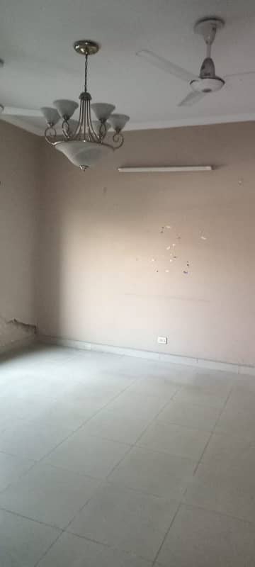 10 Marla 5 Bedrooms Fully Tiled For Rent 11