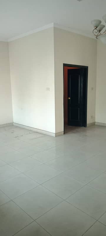 10 Marla 5 Bedrooms Fully Tiled For Rent 13