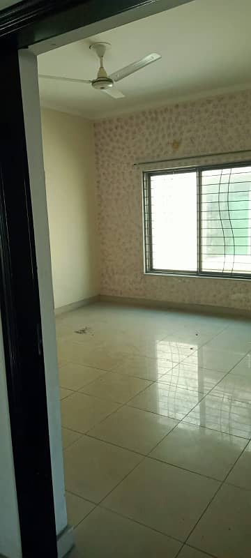 10 Marla 5 Bedrooms Fully Tiled For Rent 15