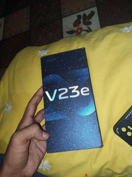 vivov23e in 10/9 condition with box and charger 0