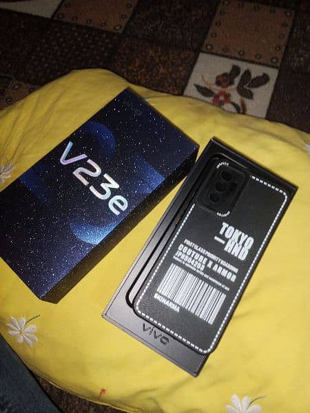 vivov23e in 10/9 condition with box and charger 1