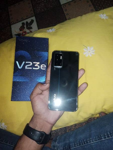 vivov23e in 10/9 condition with box and charger 2