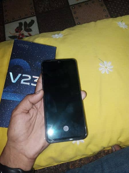 vivov23e in 10/9 condition with box and charger 3