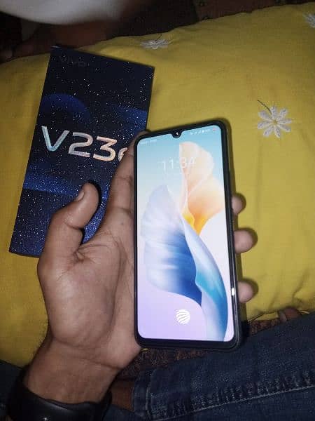 vivov23e in 10/9 condition with box and charger 4