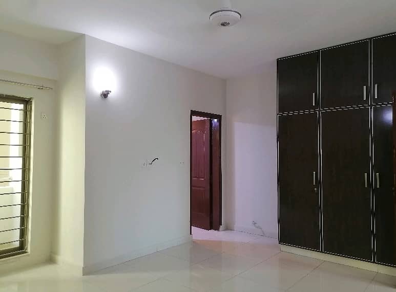 10 Marla Flat For sale In Rs. 35000000 Only 1