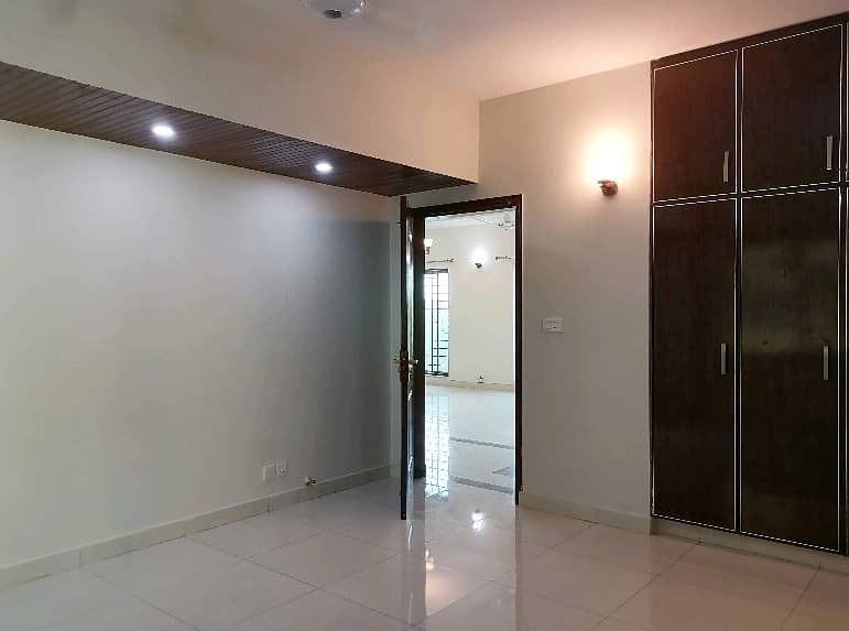 10 Marla Flat For sale In Rs. 35000000 Only 5