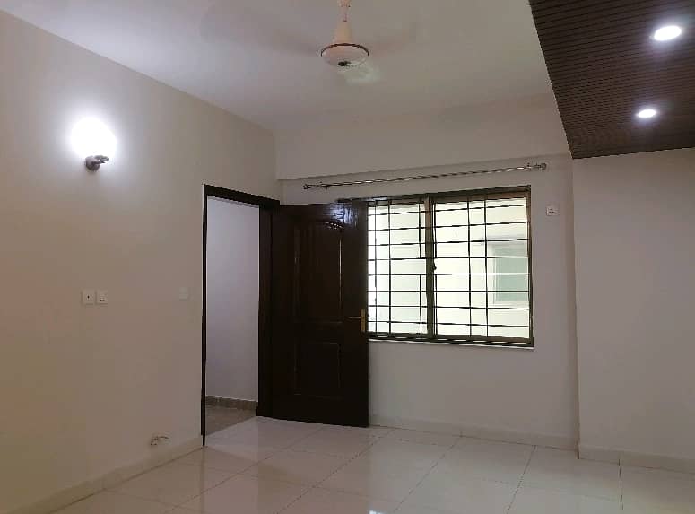 10 Marla Flat For sale In Rs. 35000000 Only 7