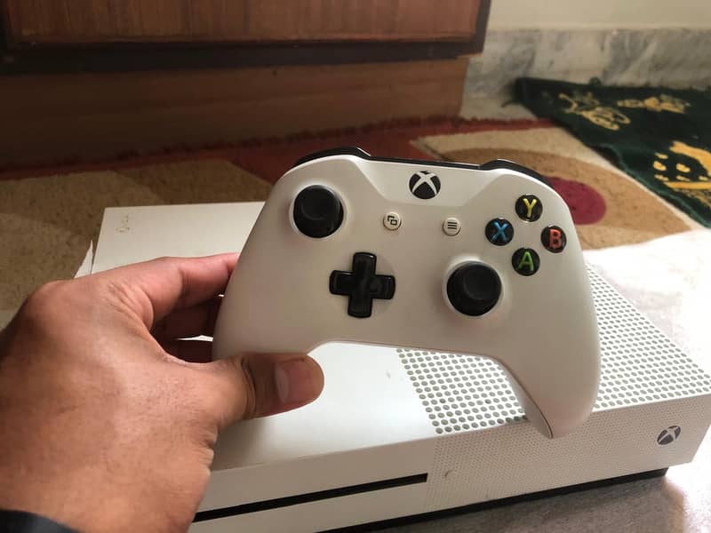 Xbox one s 1tb 10/10 condition 1