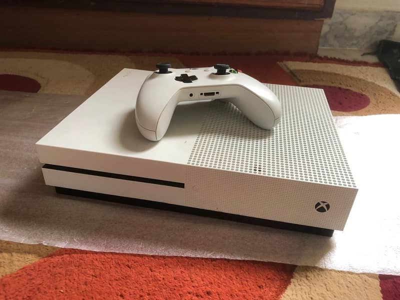 Xbox one s 1tb 10/10 condition 2