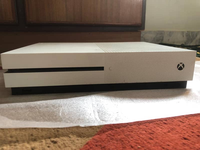 Xbox one s 1tb 10/10 condition 3