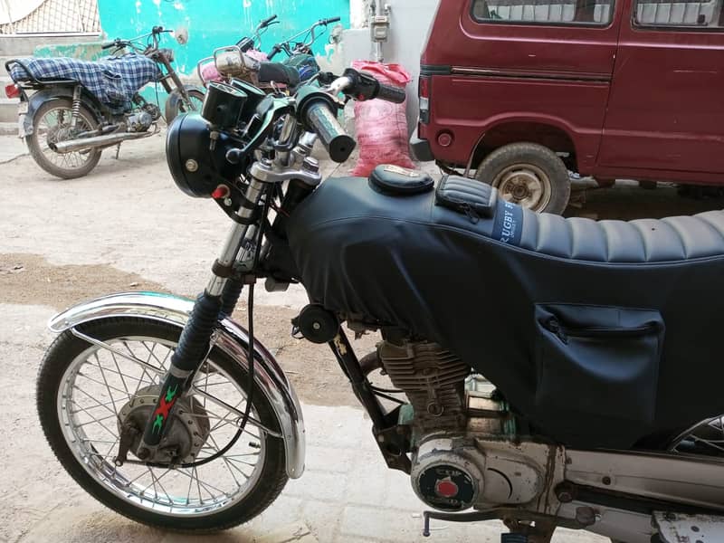 Honda CG 125 2015 Excellent condition (Only call) HYDERABAD NUMBER 8