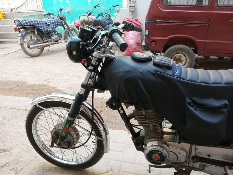 Honda CG 125 2015 Excellent condition (Only call) HYDERABAD NUMBER 9