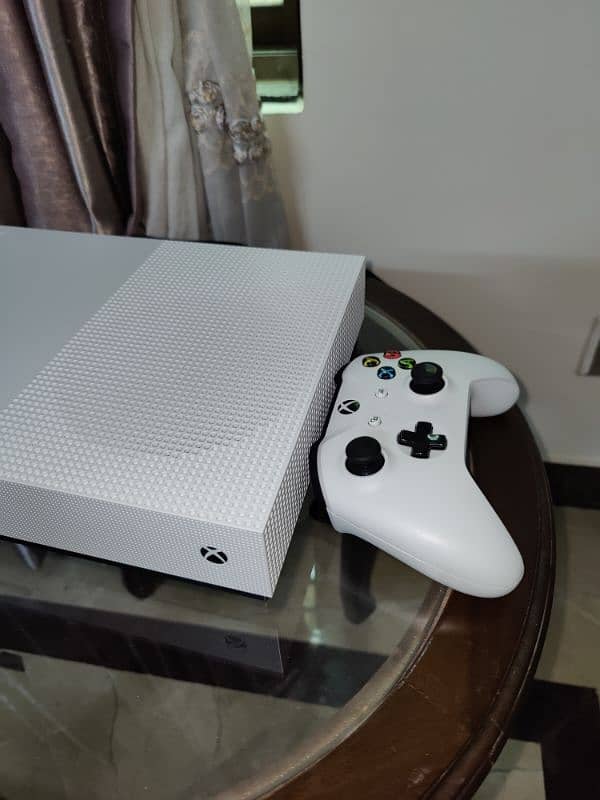 Xbox one s 1tb. Almost new 0