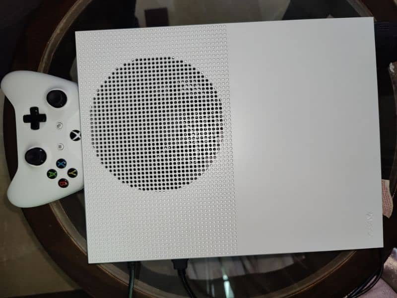 Xbox one s 1tb. Almost new 1