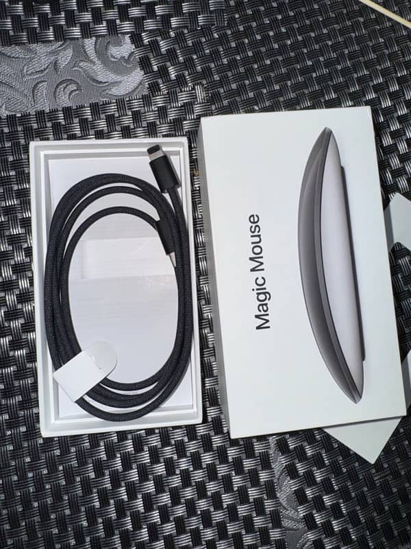 Apple macbook air M2 (2022)+ Apple magic mouse 12