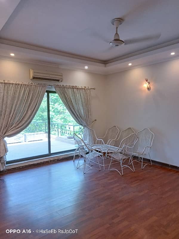 2 kanal Upper portion available for rent in sarwar colony. 8