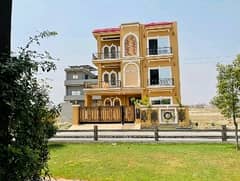 Buy your ideal 10 Marla House in a prime location of Lahore