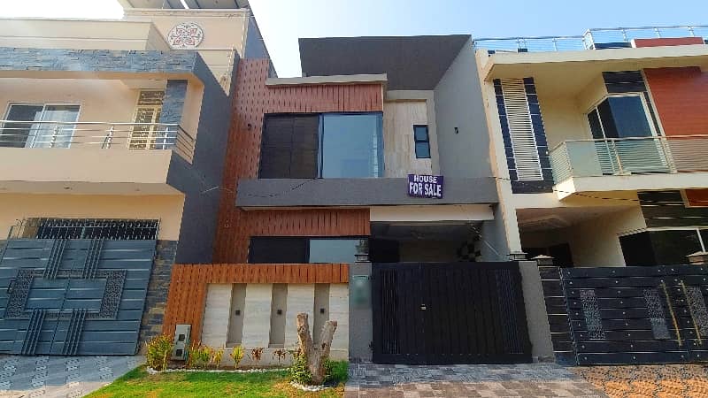 Prime Location Formanites Housing Scheme - Block E House Sized 5 Marla 1