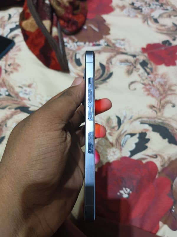 I phone 13 pro Non pta Esim 1 month 5