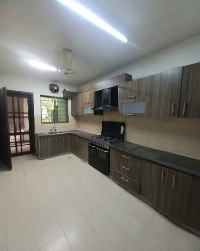 10 Marla 3 bedrooms Good Location Flat Available For Sale. 4