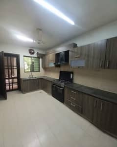 10 Marla 3rd Floor Prime Location Flat Available For Sale. 0