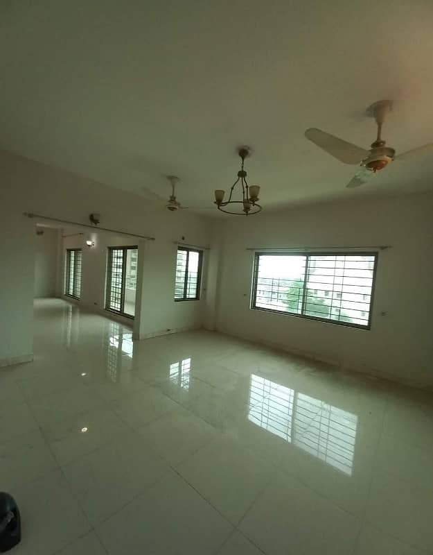 10 Marla 3rd Floor Prime Location Flat Available For Sale. 1